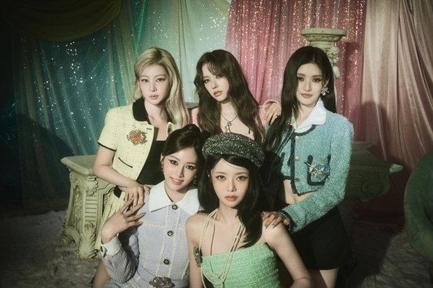 FIFTY FIFTY Unveils Special Christmas Season Song for Fans