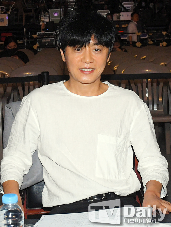 Singer Lee Gyuseok Mourns the Passing of His Father, Lee Jeongseon