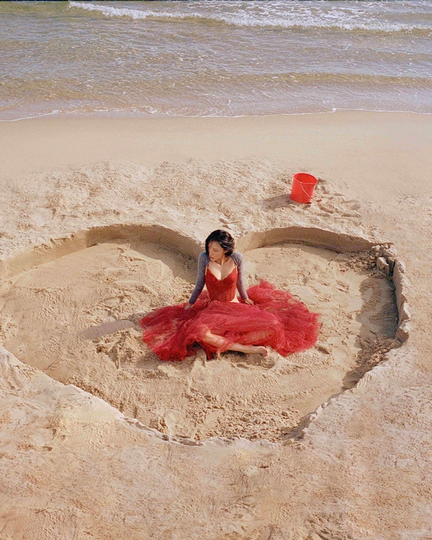 Hwasa's 'Good Goodbye' Climbs the Global Charts… Continuing Its Resurgence