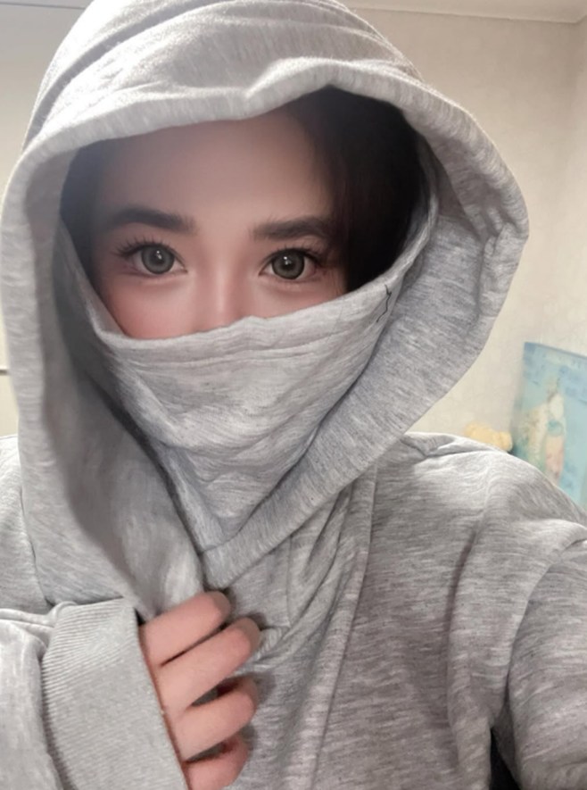 Park Bom Connects with Fans, Showcases Timeless Beauty