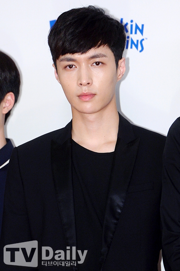 EXO's Lay Announces Absence from Today's Fan Meeting
