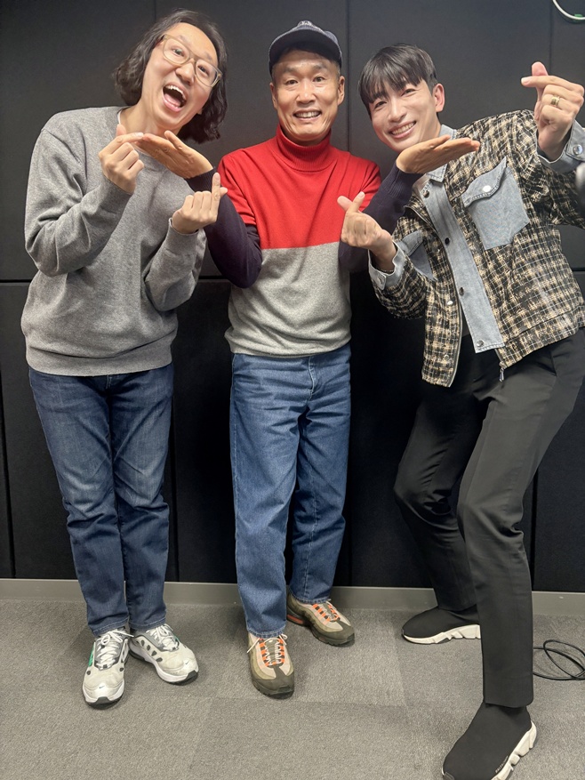Shinha's Kim Kyung-jin and Kim Dong-chan Dominate the Radio with Wit and Live Performances