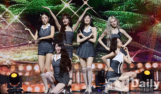 IVE Stops Receiving Gifts Except Letters, Expresses Appreciation