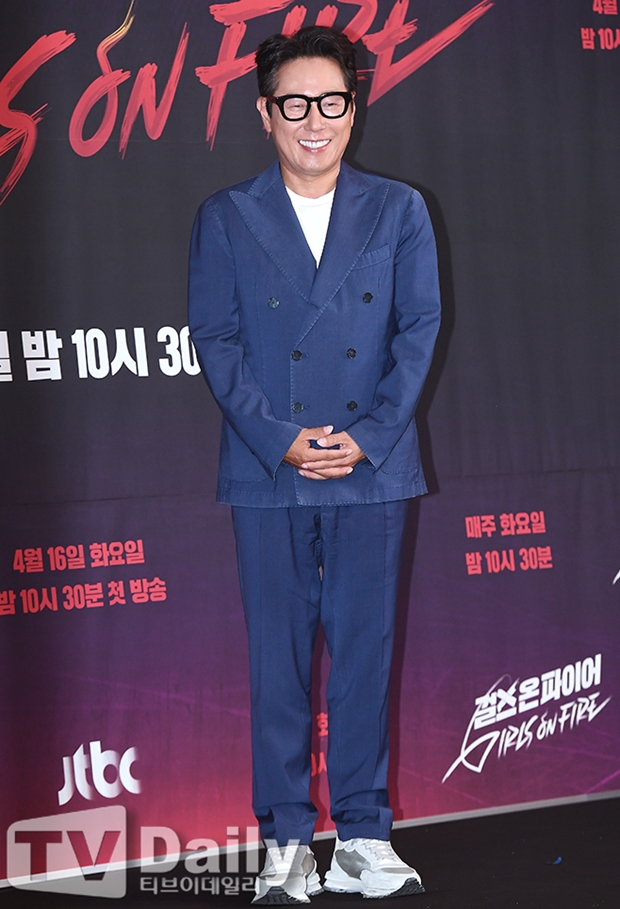 Yoon Jong-shin Postpones Concert Due to Health Issues, Aiming for February Resumption