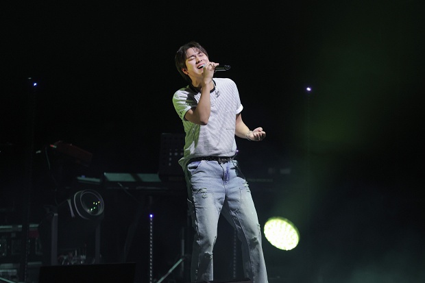 Lee Mujin Concludes Sold-Out Intimate Concert 'Today's eMUtion'