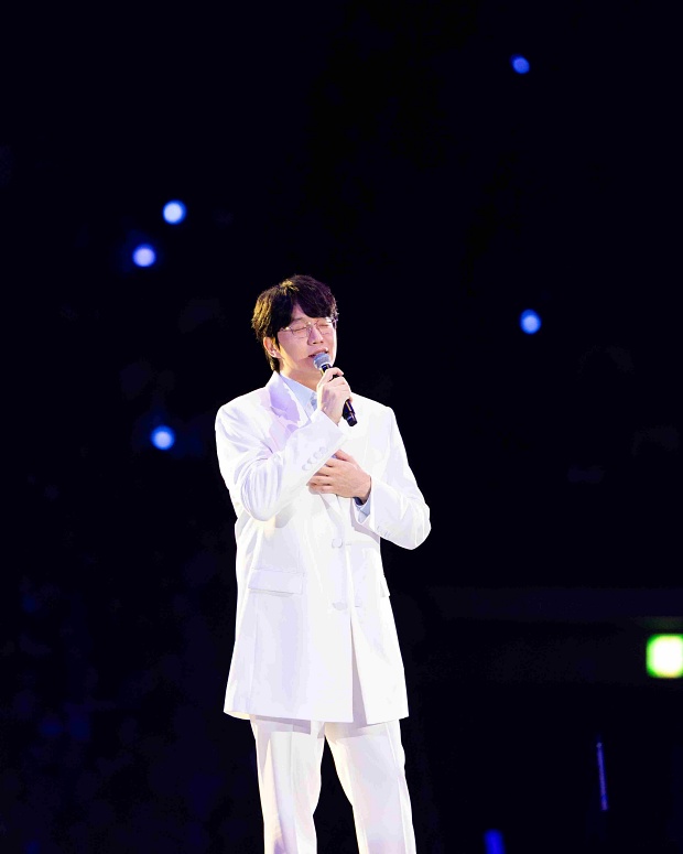 Sung Si-kyung Celebrates 25th Debut Anniversary with a Memorable Year-End Concert