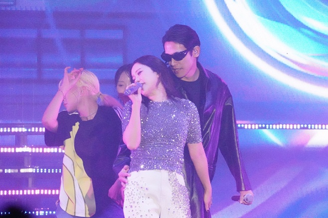 Baek Ji-young, Konser Nasional Memanas dengan Penampilan Tamu Candy Man Jung Seok-won