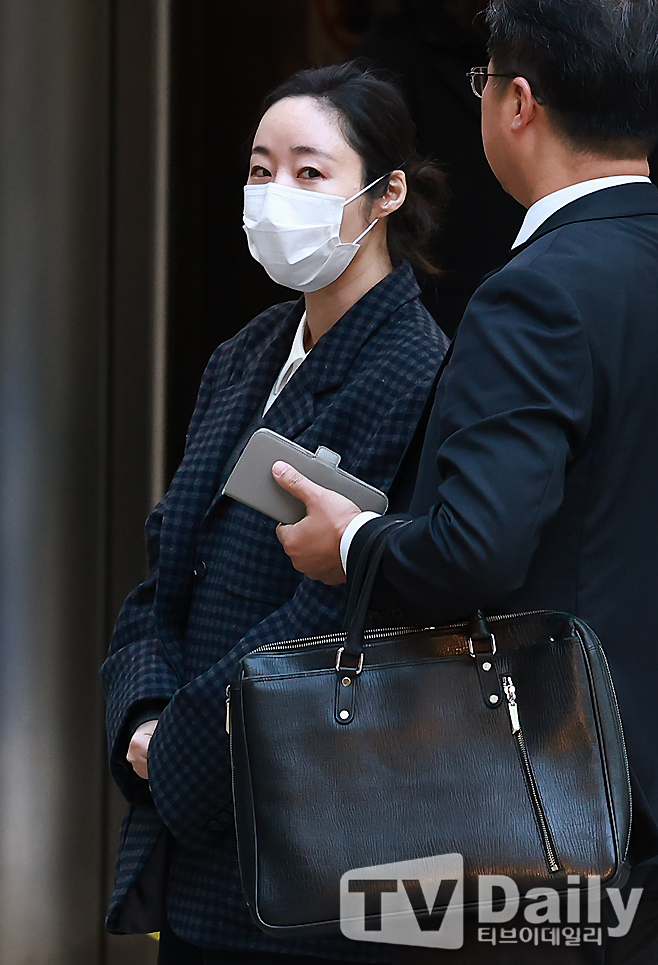 Min Hee-jin and NewJeans: Leaving the Past Behind for a New Future