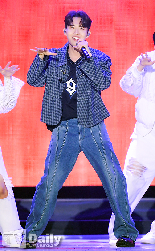 Kim Jaehwan Returns from Military Service, Reflecting on Responsibility