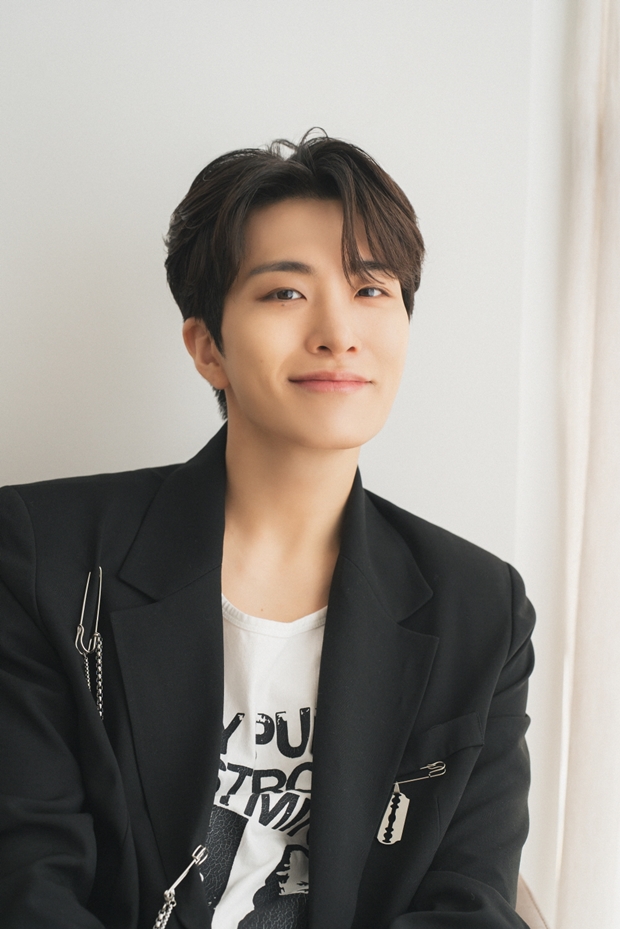 GOT7's Youngjae Donates 30 Million Won to Stray Dog Shelter