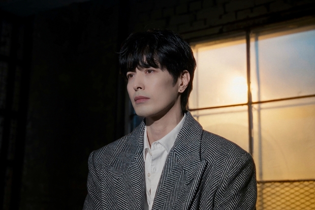 Lee Hyuk to Release Remake of 'Love That Keeps Me Alive' on 18th