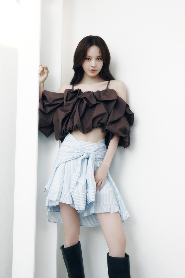 IZNA's Bang Ji-min Selected as Model for Japanese Fashion Brand