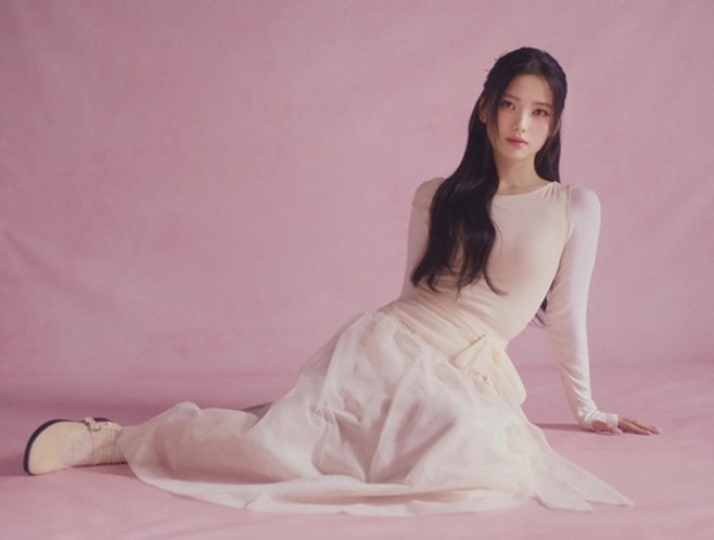 Lee Songhyun from JYP Unveils Her Alluring Charm Ahead of Debut