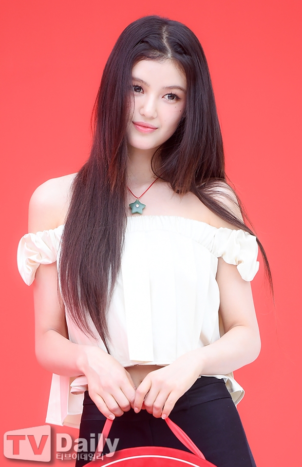 Daniel Announces First Live Broadcast After Leaving NewJeans