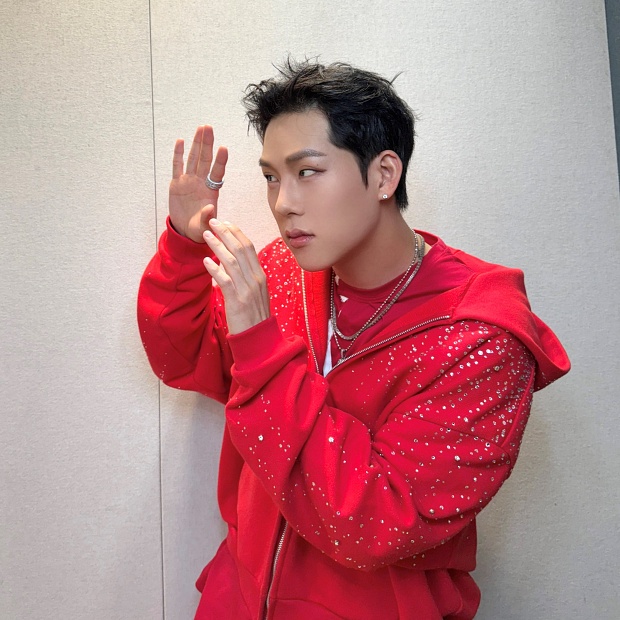 MONSTA X's Joohoney Debuts New Track 'STING' on 'M Countdown'