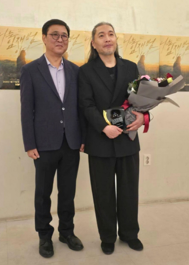 '가왕' 임재범, 40년 음악 여정의 마침표… 장관이 공로패 직접 전달