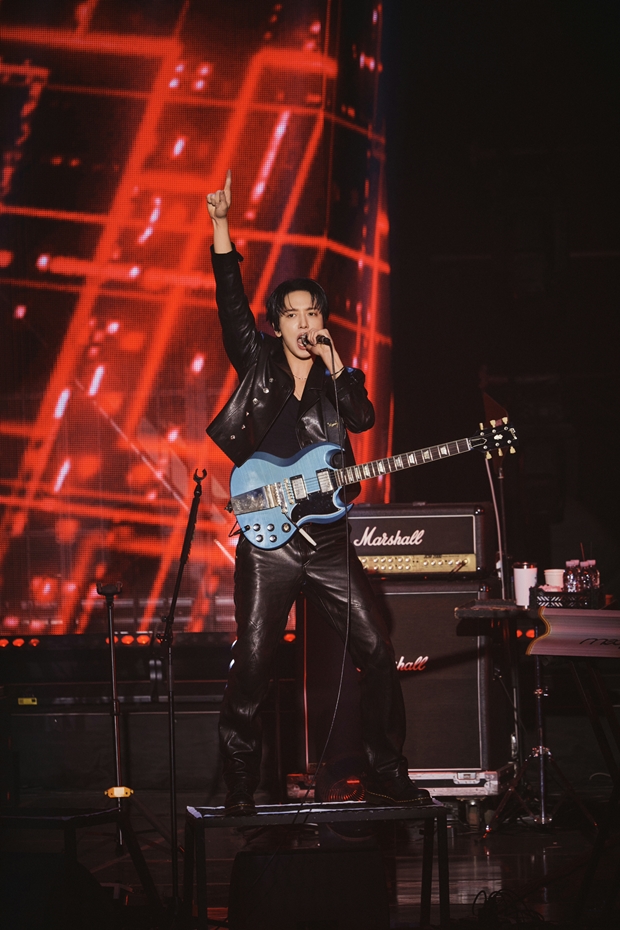 Jung Yonghwa Explores New Horizons for CNBLUE at 'Thrillogy' Concert