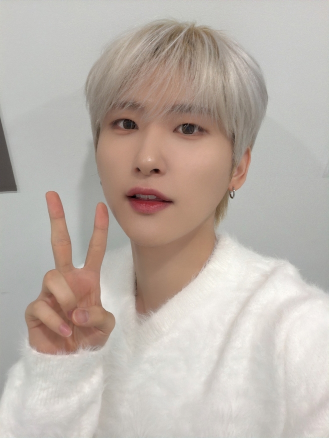 CRAVITY's Woobin Showcases Exceptional Vocals at 'Picnic Live Soop'