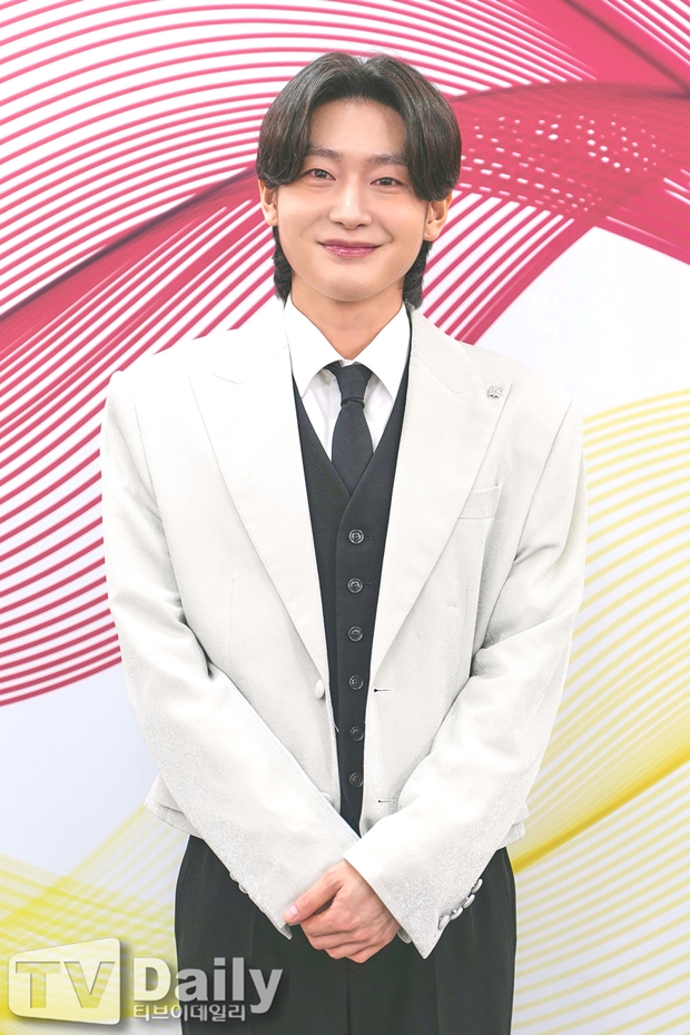 Kim Yong-bin Pertahankan Peringkat 1 dalam Reputasi Merek Penyanyi Muda dengan Trot Emosional