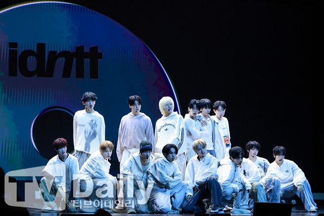 '엠카', 아이덴티티 무대 중 바닥 파손 사고 발생