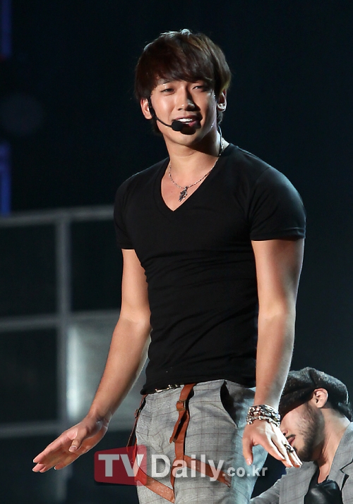 Rain Minta Maaf Setelah Insiden dengan Penggemar Tunarungu