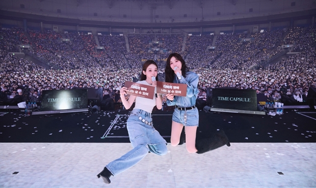 Davichi Menutup Konser Sole dengan Sukses Menggabungkan Musik dan Ilusi