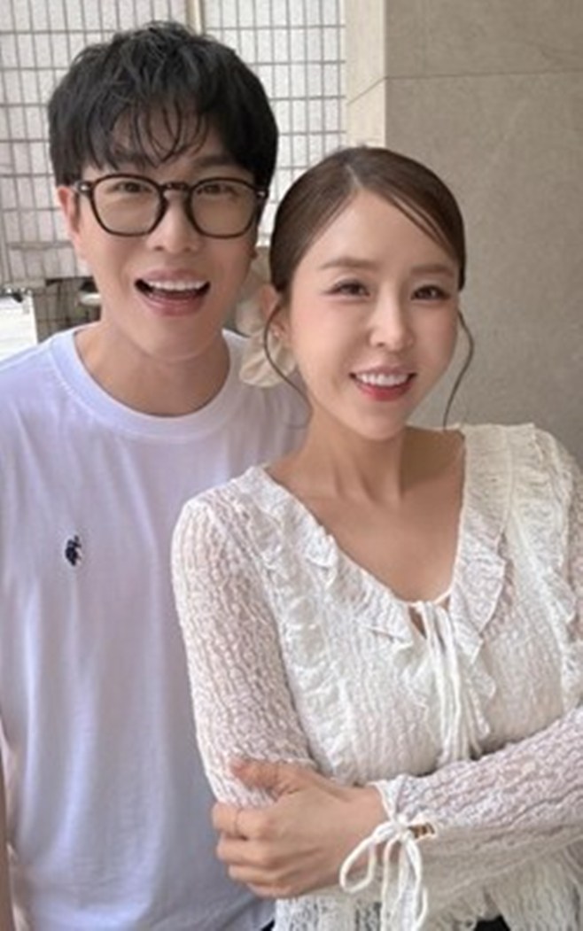 Shin Ji and Moon Won to Tie the Knot on May 2 at Raum Art Center