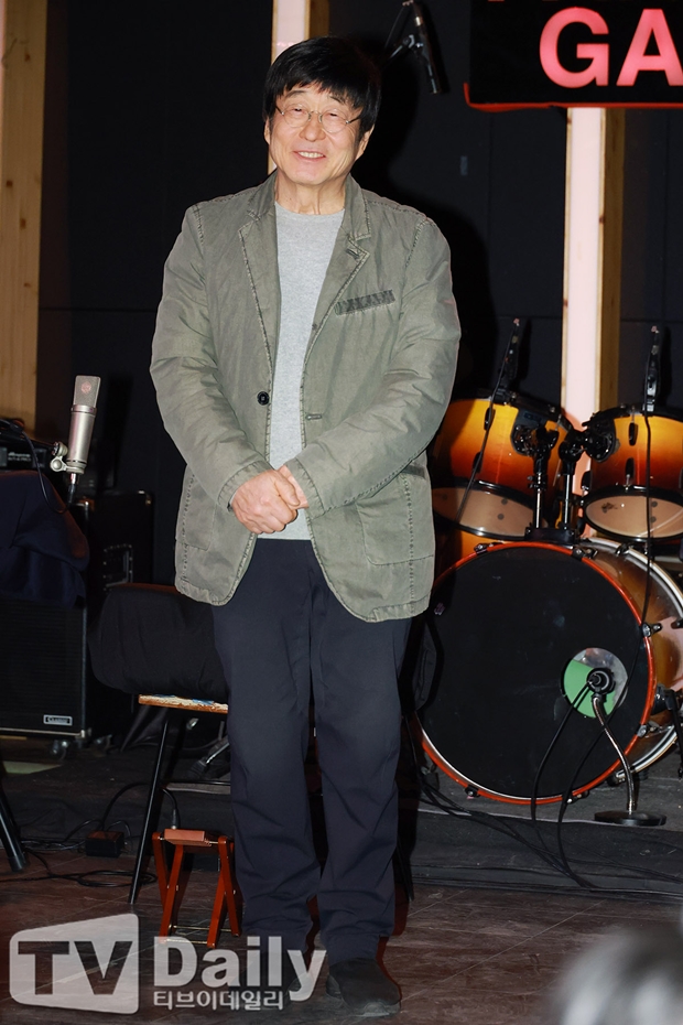 Kim Chang-wan Menyampaikan Renungan Musik dengan 'Seventy' untuk Ulang Tahun ke-50