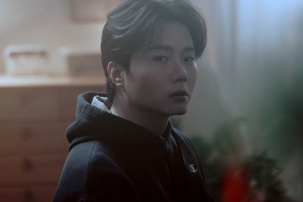 Top Hyun Berkolaborasi dengan Lee Ru untuk Versi Baru ‘Kacamata Hitam’