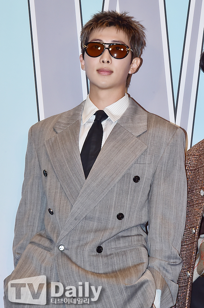 방탄소년단 RM, 흡연 의혹에 대한 비판 거세져