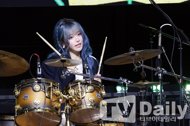 Chodan QWER Memulai Perjalanan Penemuan Diri dengan 'Ceremony'