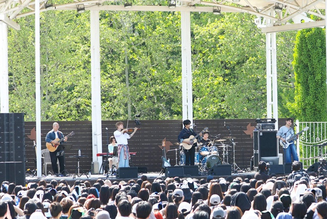 LUCY Gelar Busking Spesial Sebelum Rilis Album 'Childish'