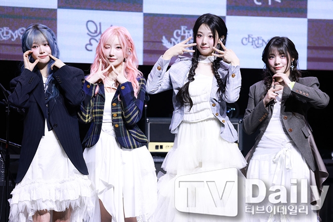 QWER Meluncurkan Perjalanan Musik Baru dengan Mini Album 'Ceremony'