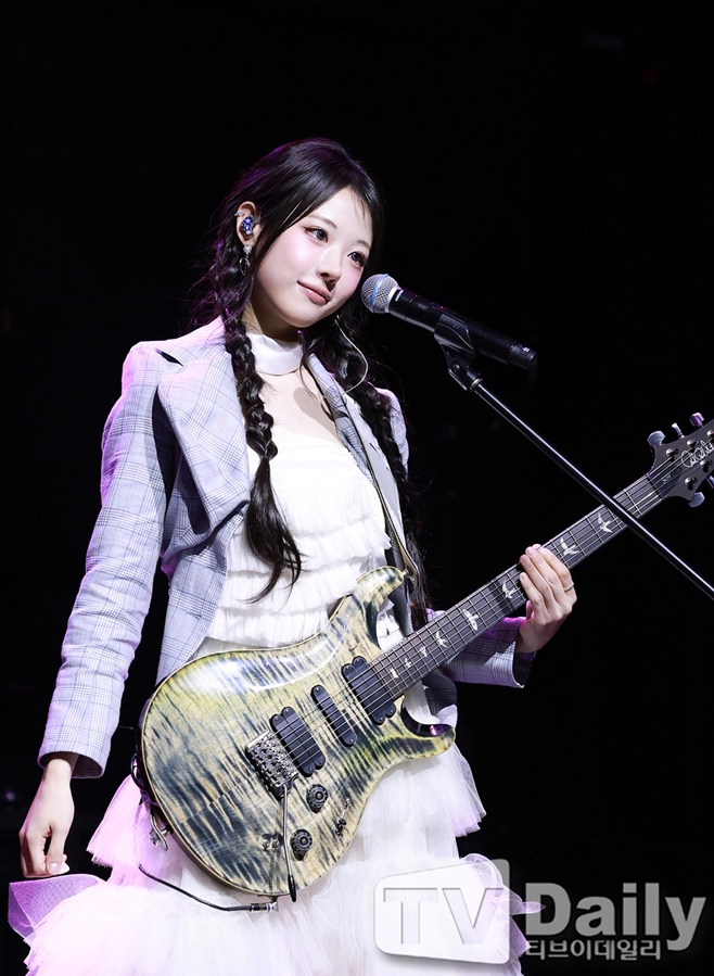 QWER's Hina Plans Special Celebration for #1 Chart Rank