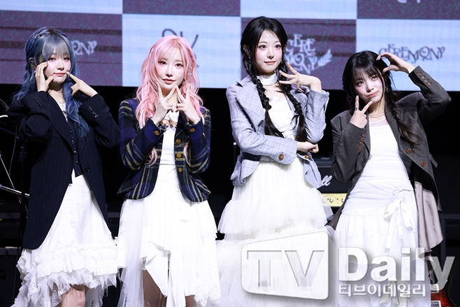 QWER Menandakan Awal Baru dengan 'Seremonial'