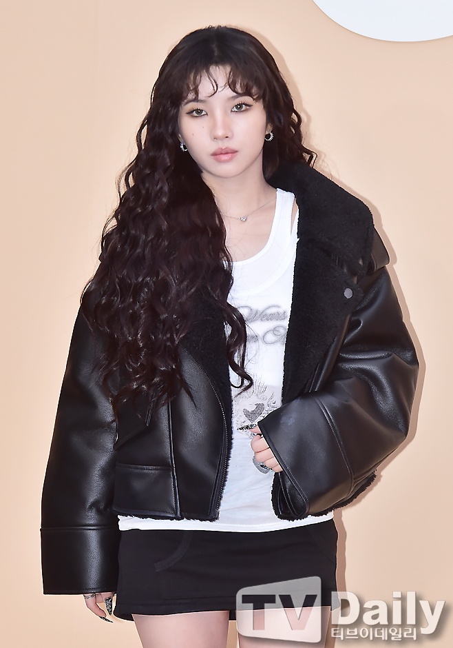 Soyeon of (G)I-DLE Takes on First Pitch for LG, Aiming to Spread 'Victory Energy'