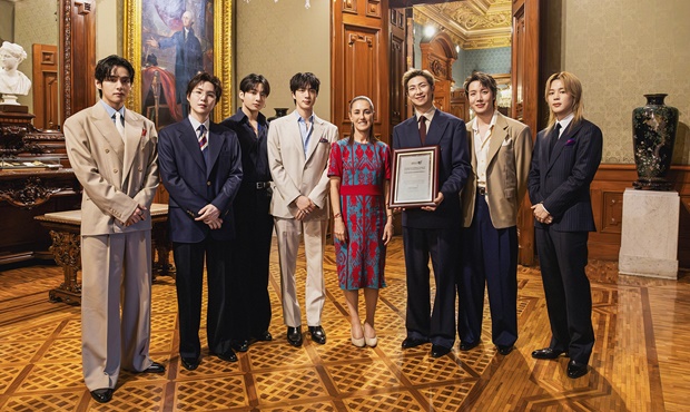BTS Officially Visits Mexican Presidential Office, Meeting 50,000 Fans