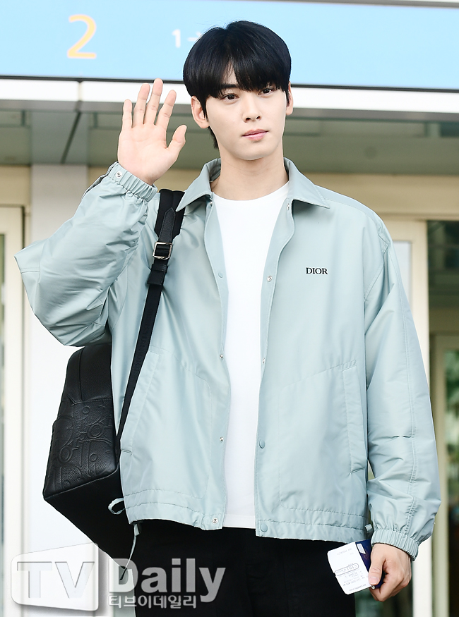 Controversy Surrounding Tax Evasion: Cha Eunwoo's Military Band Position Maintained