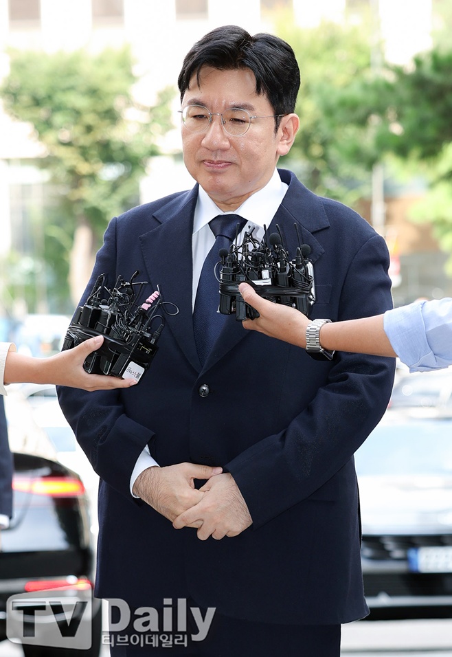Bighit’s Bang Si-hyuk Arrest Warrant Rejected Again as Prosecution Points Out Incomplete Follow-Up Investigation