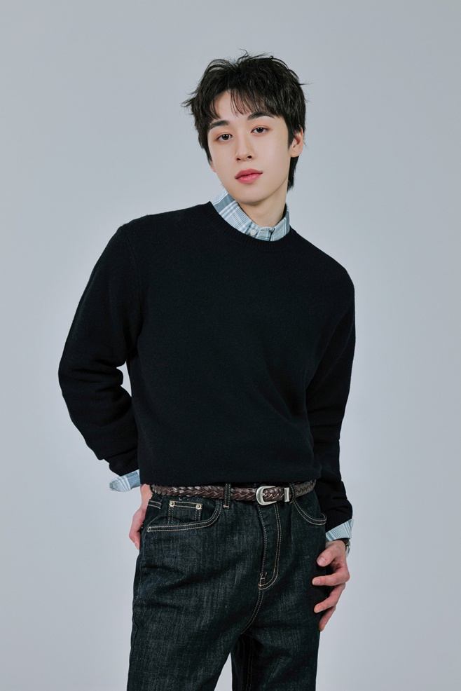 The Rising Emotional Ballader Lee Ji-hoon Gains Attention with 'Okay Person'