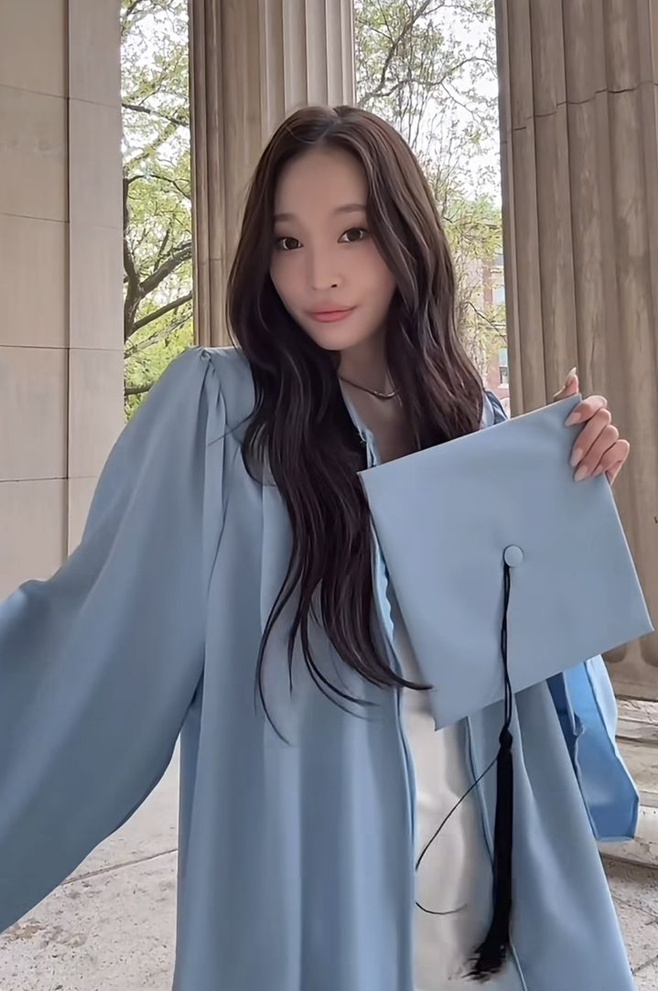 Annie dari All Day Project Bagikan Momen Spesial Kelulusan di Jubah Universitas Columbia