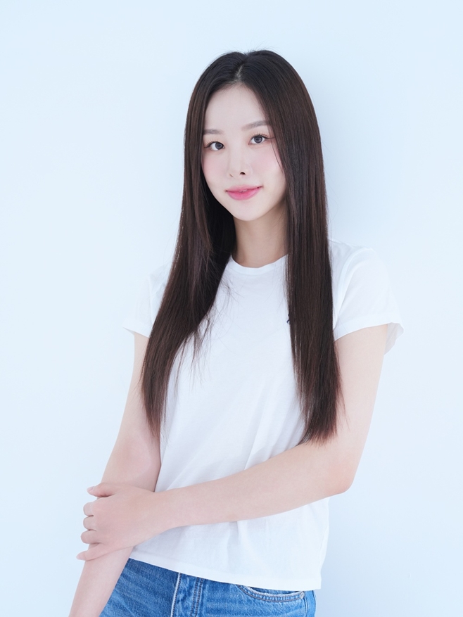 Solji Signs Exclusive Contract with MOM Entertainment, Continuing Ties from EXID