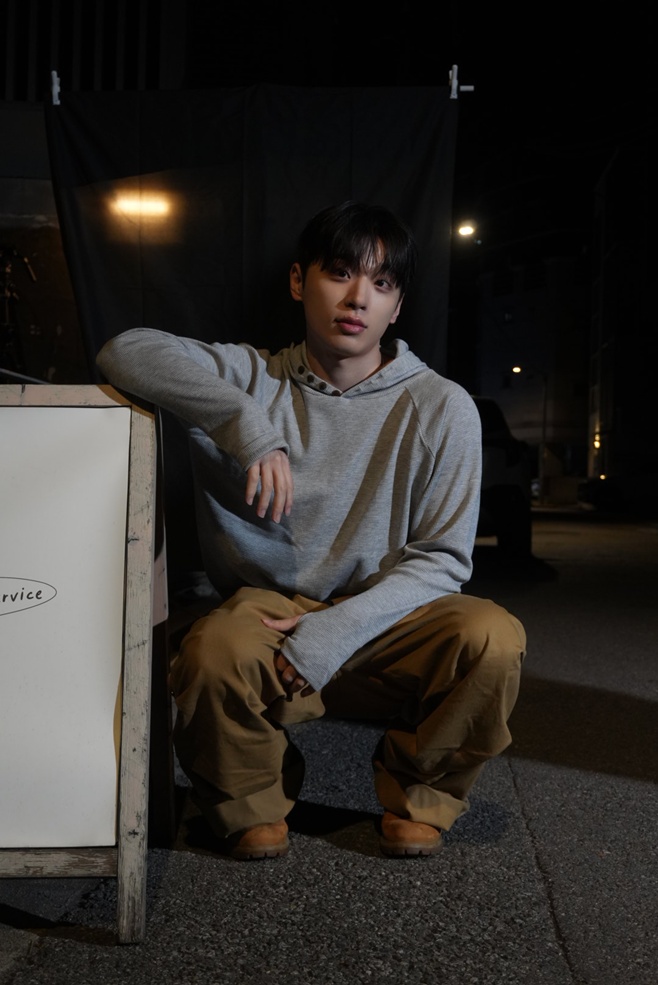 Park Tae-hoon Reveals His Heart with New Single 'How to Use You'