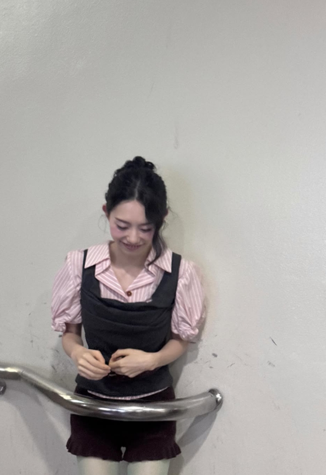 Kim So-hye Bagikan Foto Menarik di Tangga Music Bank