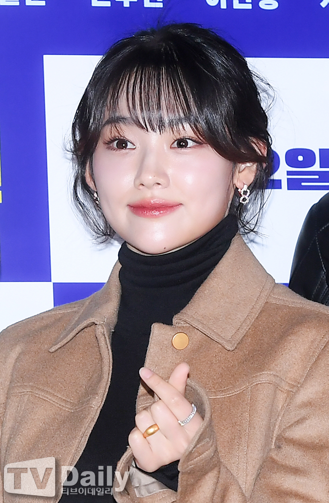 Mina Kang Denies I.O.I Dispute Rumors, Emphasizes Communication with Fans