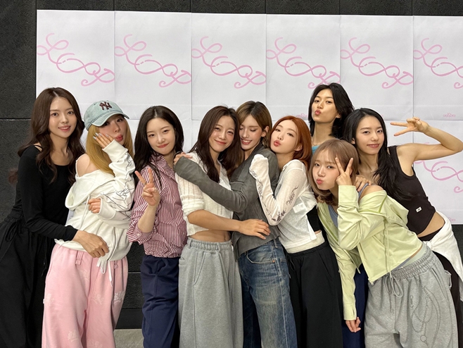 '아이오아이', 10주년 기념 미니앨범 '루프'로 음방 성료