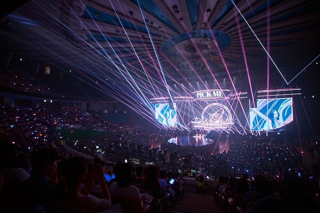 I.O.I Kicks Off Concert with 'Pick Me' in Grand Comeback